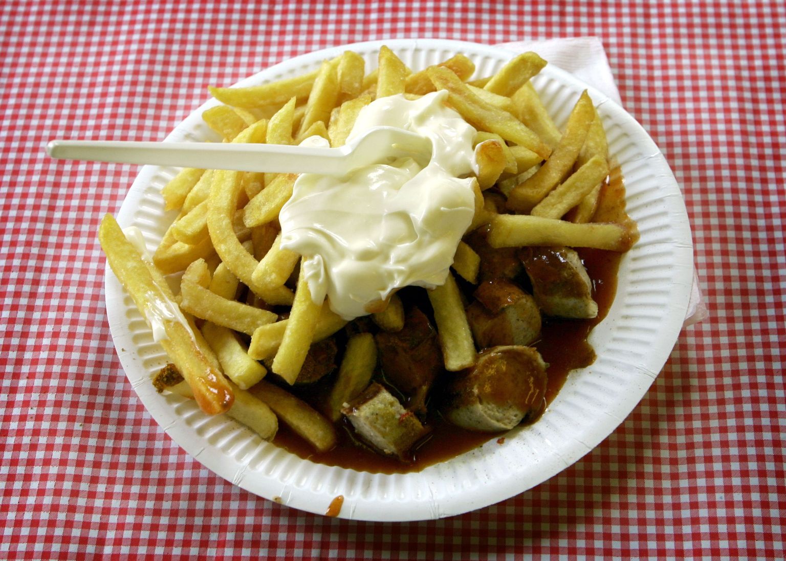 Saksamaa tüüpiline kiirtoit currywurst, vürtsikaste ja friikartulid
