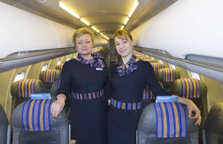 Endised Estonian Airi stjuardessid Anneli Pagar ja Merili Markson ootavad, et saaksid nüüd Nordic Aviationi lendudel taas eesti keeles reisijaid teenindada. Foto: