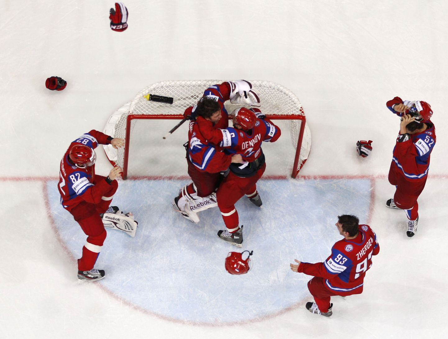 Venemaa mängijad rõõmustavad kullavõidu üle.