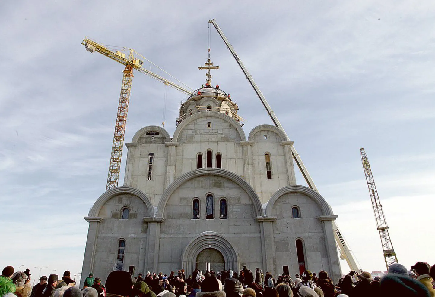 Освящение и воздвижение полуторатонного креста на купол нового храма в Ласнамяэ.