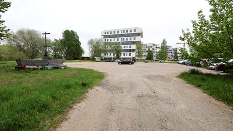 Linn paneb oksjonile magusa krundi jõe ääres ja kortermaja