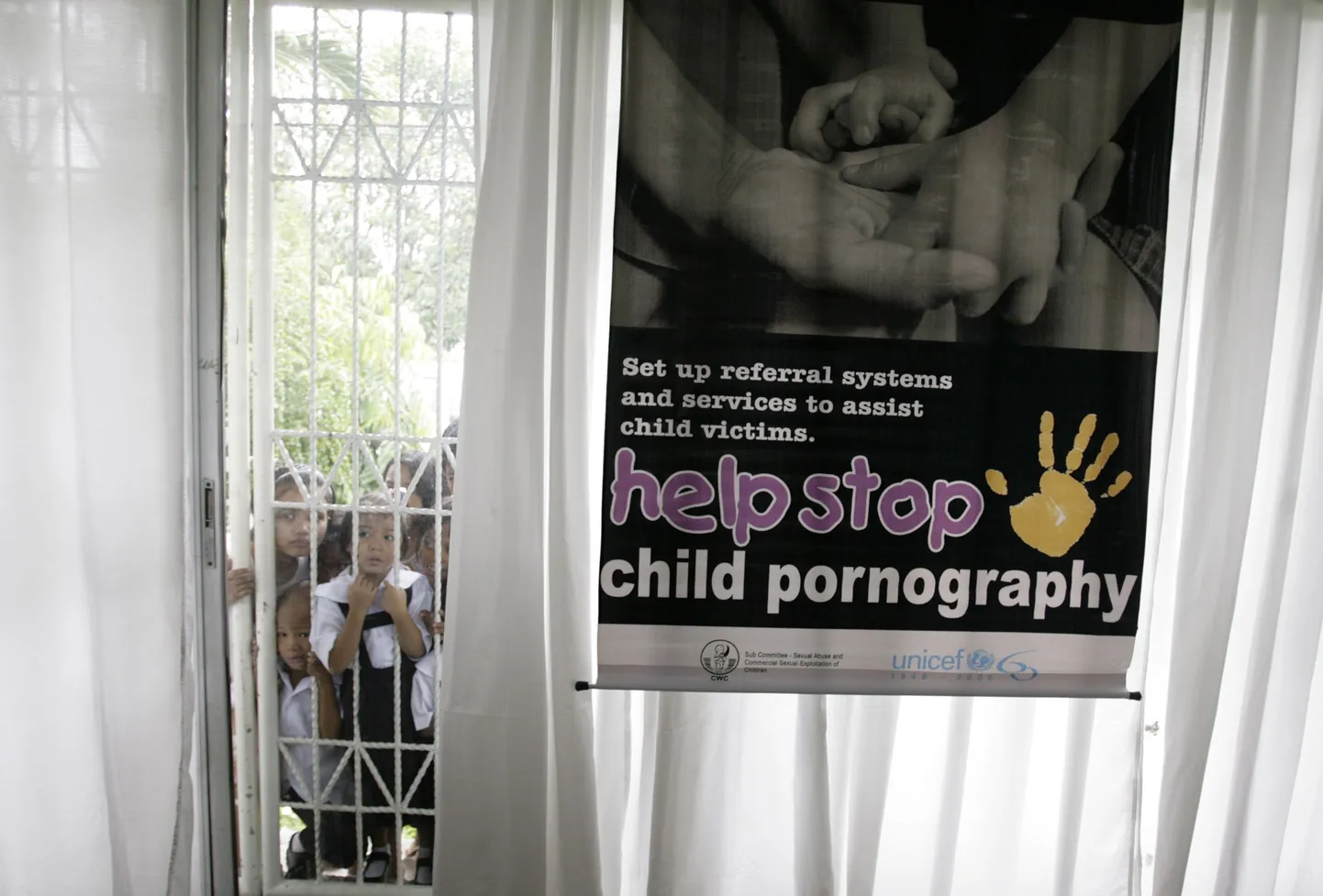 Lastepornograafia vastane plakat.