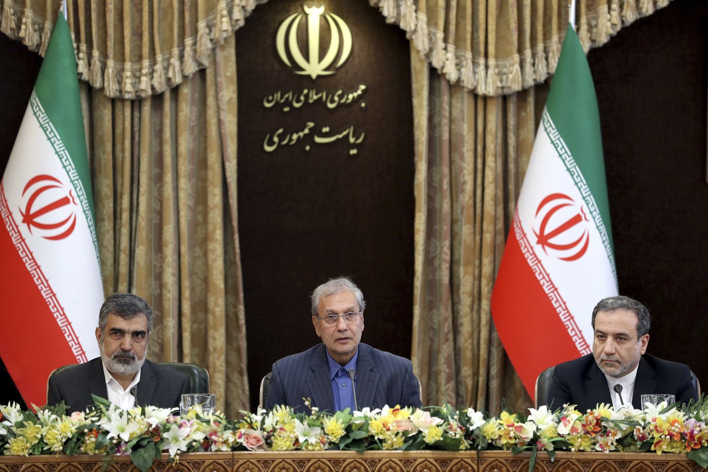Iraani ametnikud täna teatamas ähvardusest loobuda teistegi tuumakohustuste täitmisest. Pildil on Iraani tuumaagentuuri pressiesindaja Behrouz Kamalvandi (vasakul), valitsuse pressiesindaja Ali Rabiei (keskel) ja asevälisminister Abbas Araghchi (paremal).