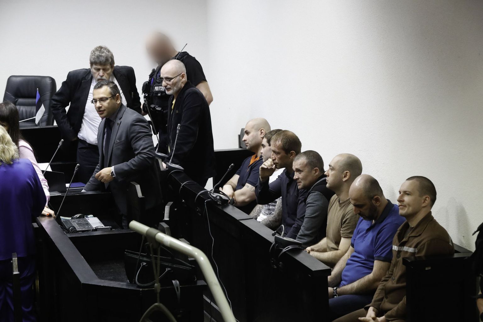 Harju maakohtu ette astusid täna kuritegeliku ühenduse juhtimises süüdistatav Haron Dikajev ja veel 17 inimest.