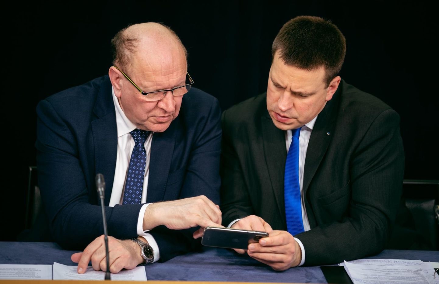 Mart Helme ja Jüri Ratas. Valitsus leevendas piiranguid: 2+2 nõue kaob