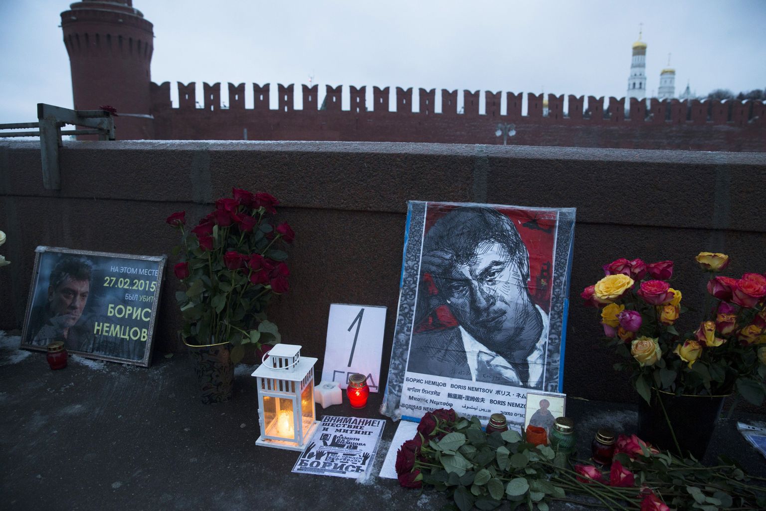 Boriss Nemtsov mõrvamispaik, Moskvoretski sild, on täitunud küünalde ja lilledega.