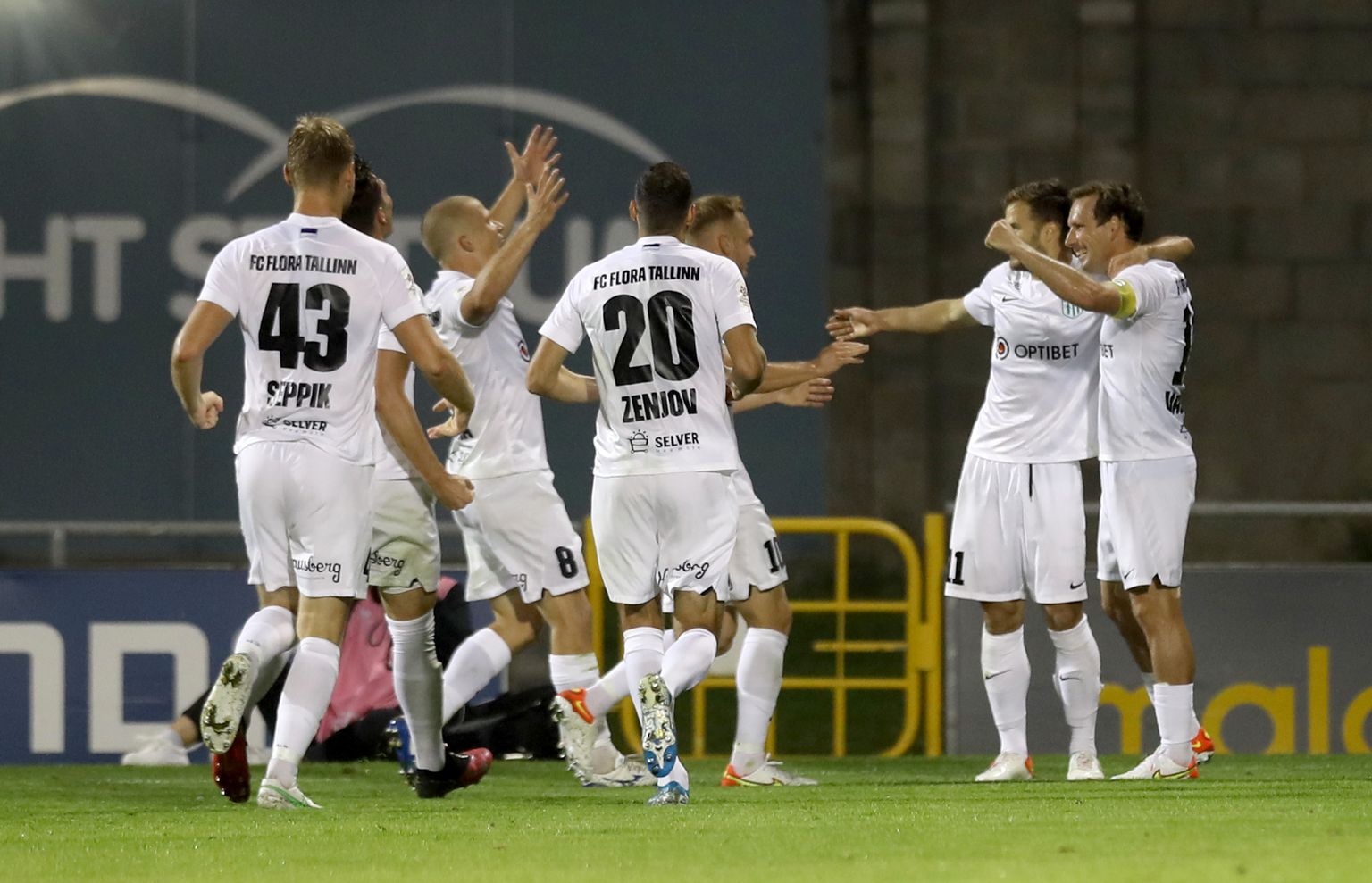 Eile õhtul võitis Flora Shamrock Roversit 1:0 ning kahe mängu kokkuvõttes oldi Iirimaa tiimist parem 5:2. Siin pildil tähistavad Flora mängijad eilset Rauno Sappineni tabamust.