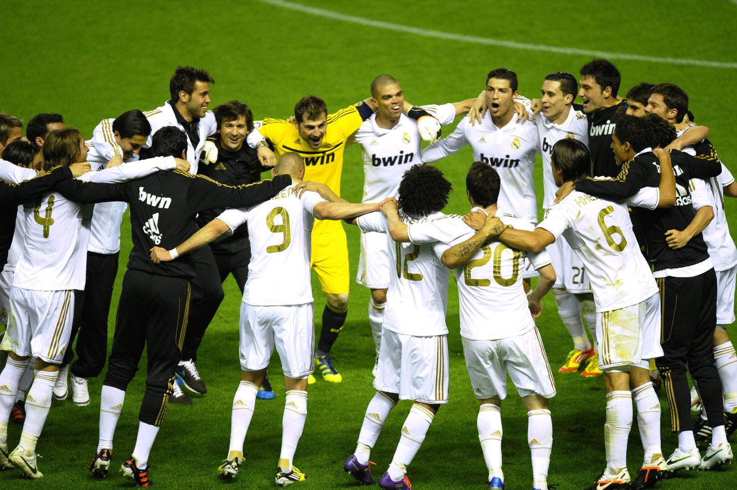 Игроки «Реала» празднуют победу в чемпионате.