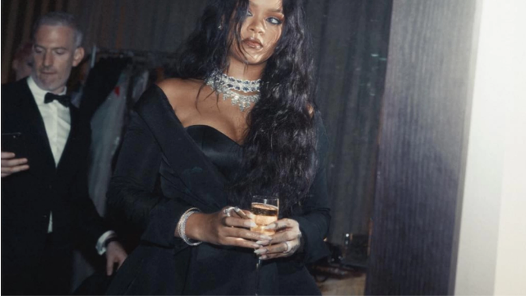 Rihannale on kombeks joogiklaase näpata.