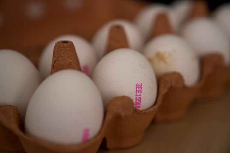 Karbil ja munadel oleva koodi esimene number 3 näitab, et tegu puuris peetavate kanade munadega.