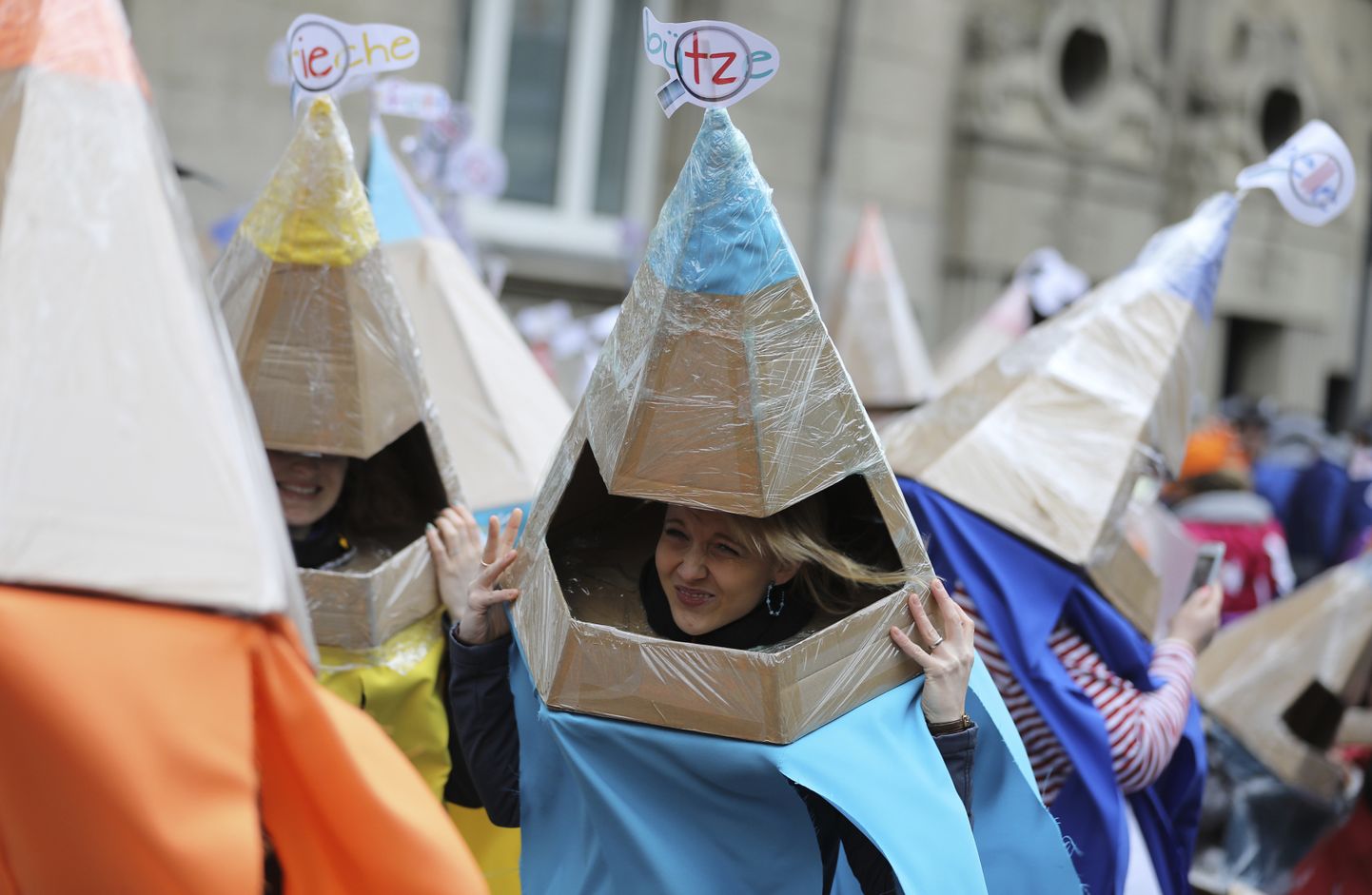 Kölni karnevalile suundujad hoidmas kinni oma kostüüme, mida tugev tuul räsis.