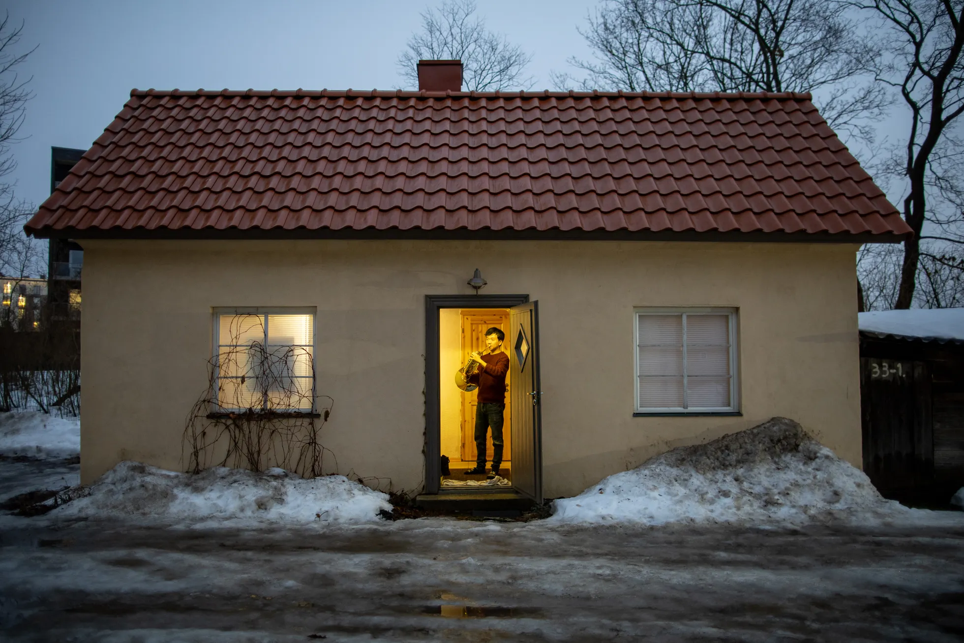 Ye Pan harjutab üürimajas Tallinna kesklinnas Vana-Lõuna tänaval.
