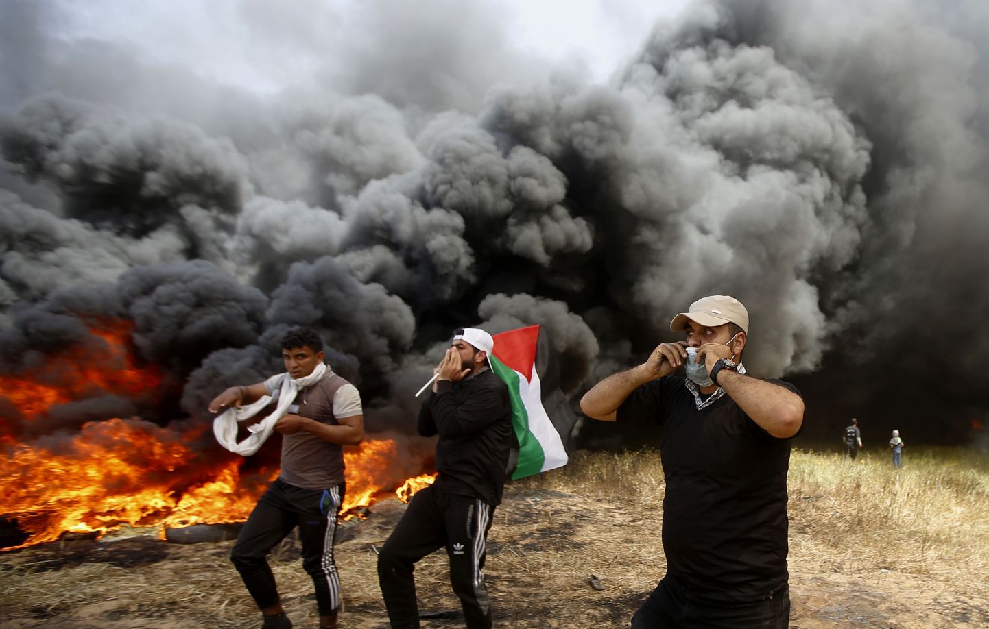 Palestiinlased protesteerimas Gaza-Iisraeli piiril.
