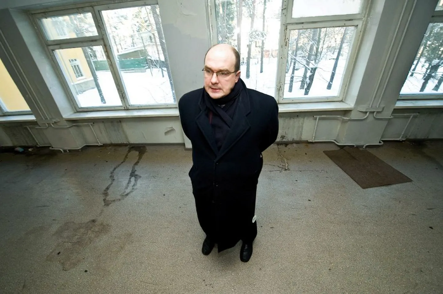 Nõmme linnaosa vanem Erki Korp Valdeku tänaval asuvas endises koolimajas,    kust tema kinnitusel on kadunud 230 malmist radiaatorit ja üks rauduks.