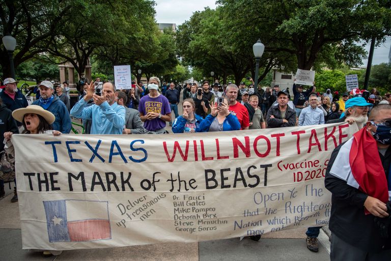 18 апреля. Люди в Техасе протестуют против закрытия границ США. На плакате помимо надписи «Техас не примет метку дьявола» также призыв сдать правосудию Билла Гейтса, Майка Помпео, Джорджа Сороса и др.