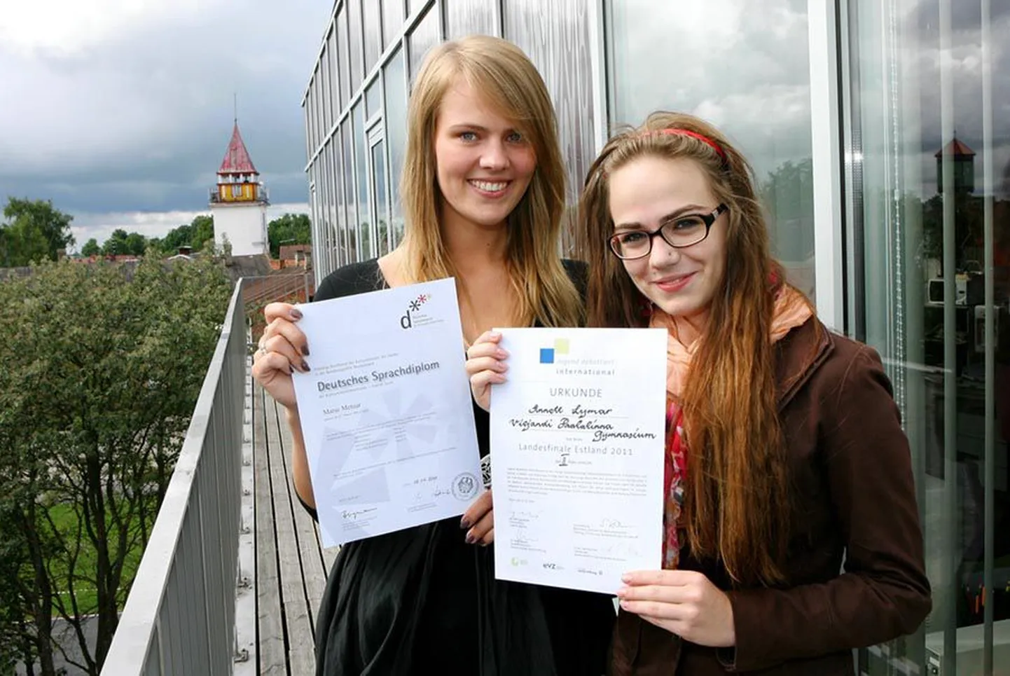 Marie Metsur (vasakul) lõpetab lähipäevadel Paalalinna gümnaasiumi ning plaanib õppima minna Saksamaale. Annett Lymaril tuleb veel paar aastat Viljandis koolis käia, kuid ka tema kavatseb tudengipõlve veeta Saksamaal.