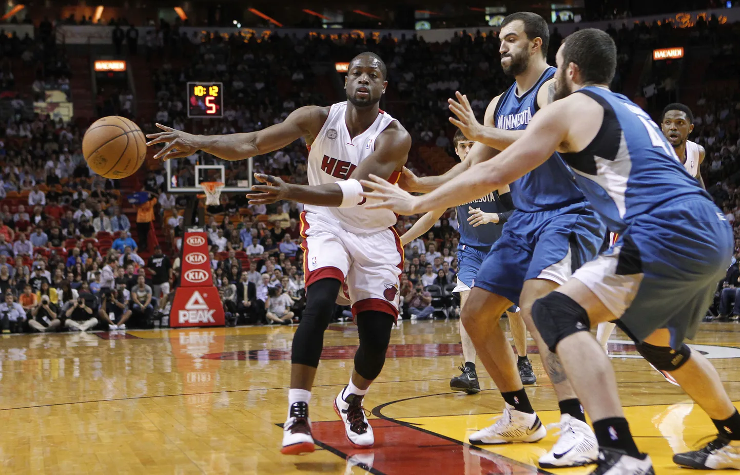 Võimsad lauavõitlejad Kevin Love (vasakult) ja Nikola Pekovic üritavad takistada Dwyane Wade'i.