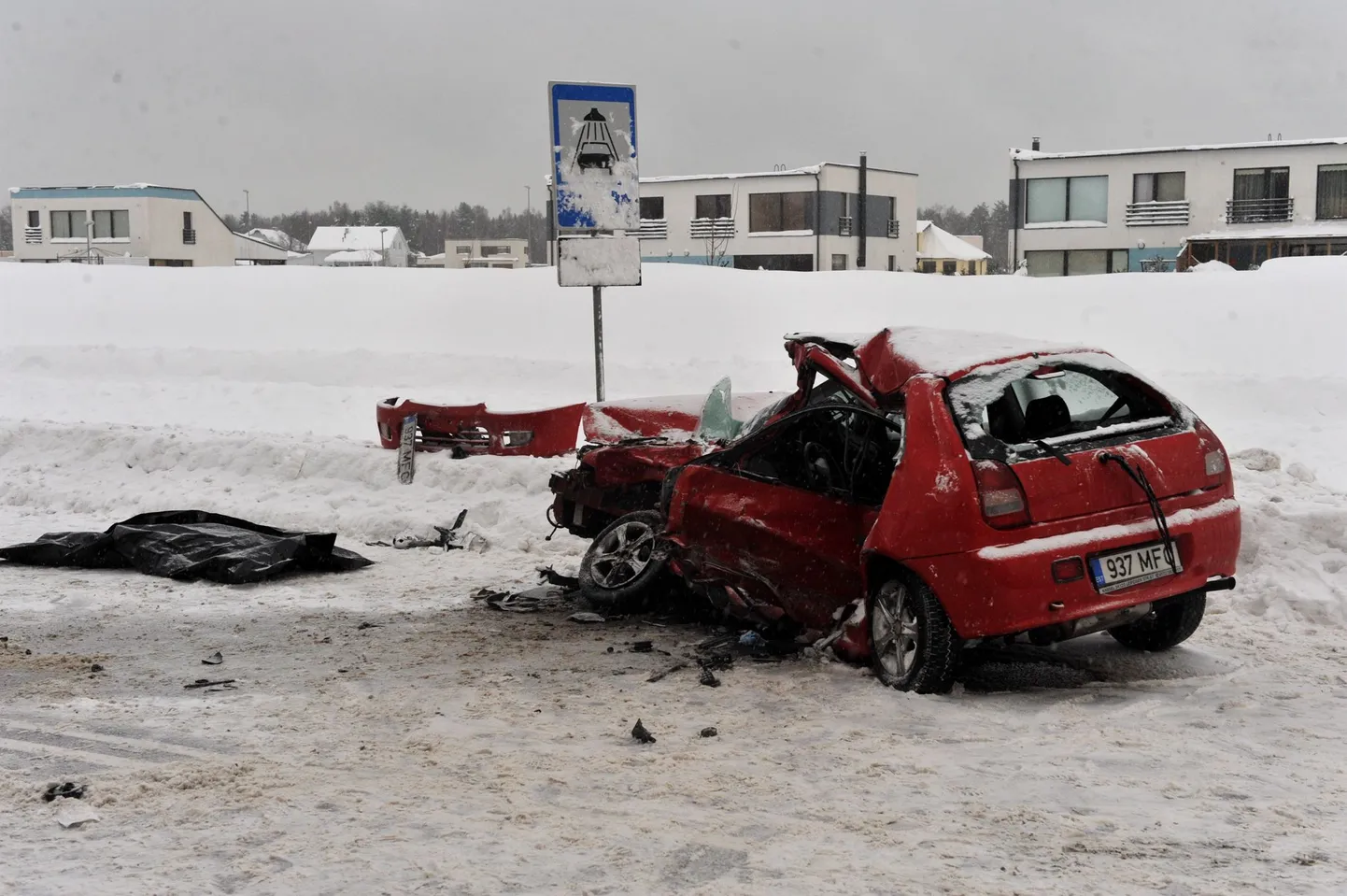 Harjumaal Harku ja Laagri vahel Veskimöldre kandis juhtus teisipäeva hommikul raske avarii, milles hukkus üks ja sai viga kolm inimest.