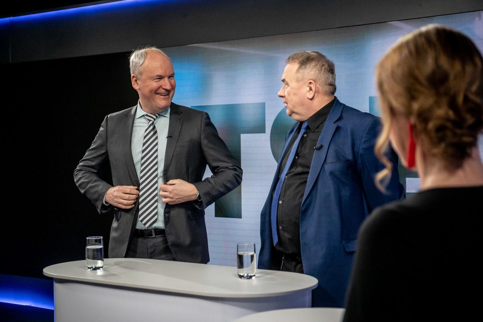 Tallinna volikogu aseesimees Mart Luik (Isamaa) ja abilinnapea Aivar Riisalu (Keskerakond) kostitasid eile Postimehe otsestuudios teineteist naeratusse looritatud teravustega.