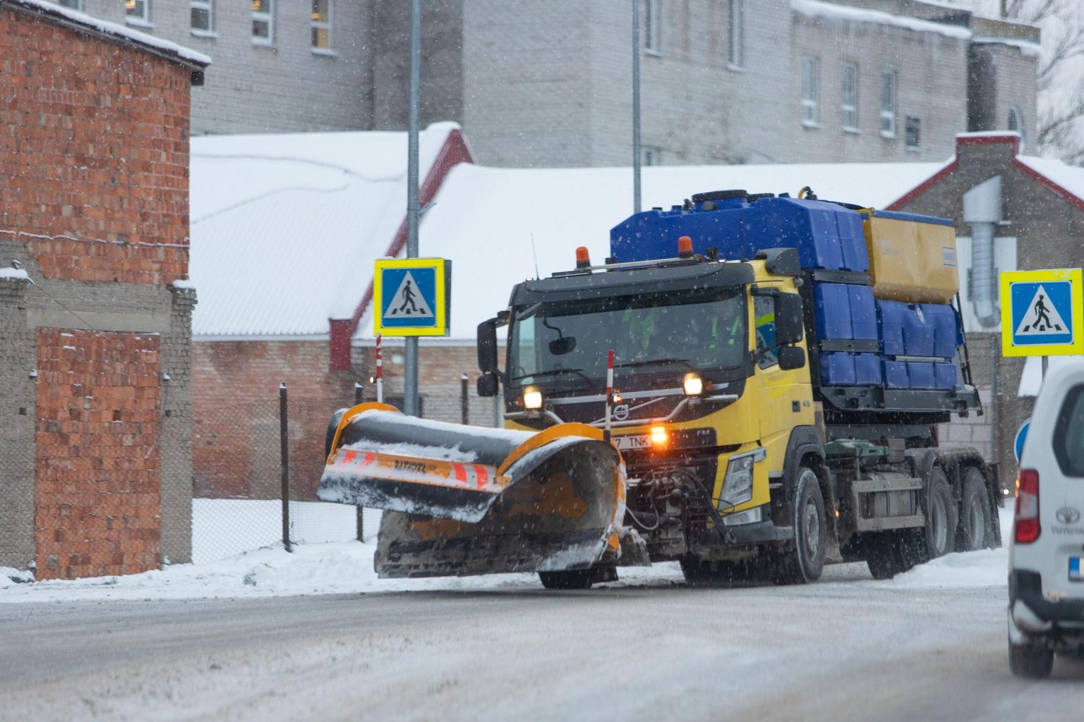 Lumesadu ajas teehooldusmasinad Viljandis tööle 21. novembril, mil on tehtud ka see foto.