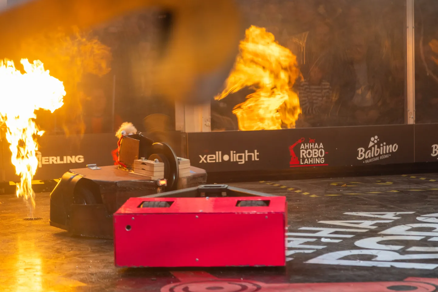 Eelmisel aastal läksid robotid Robolahingul vastamisi Kammivabrikus, tänavu näeb sädemeid ja lendavaid metallitükke aga Lange motokeskuses, kui võistlus kestab kaks päeva.