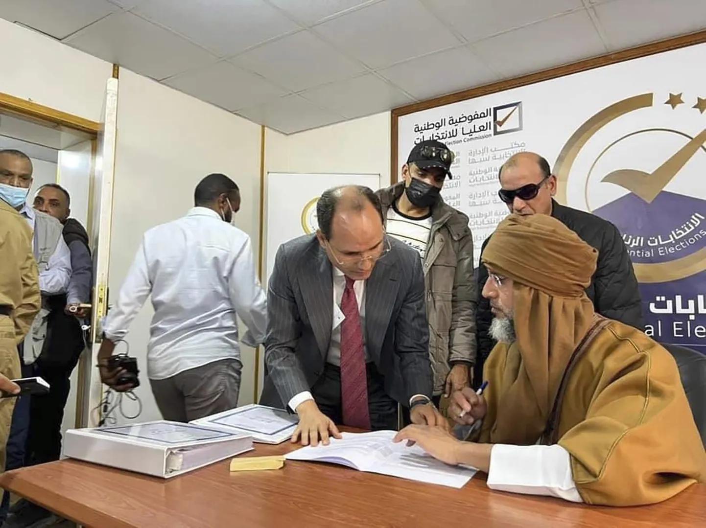 Liibüa tapetud diktaatori Muammar Gaddafi poeg Seif al-Islam Gaddafi registreerimas end detsembris toimuvate presidendivalimiste kandidaadiks.