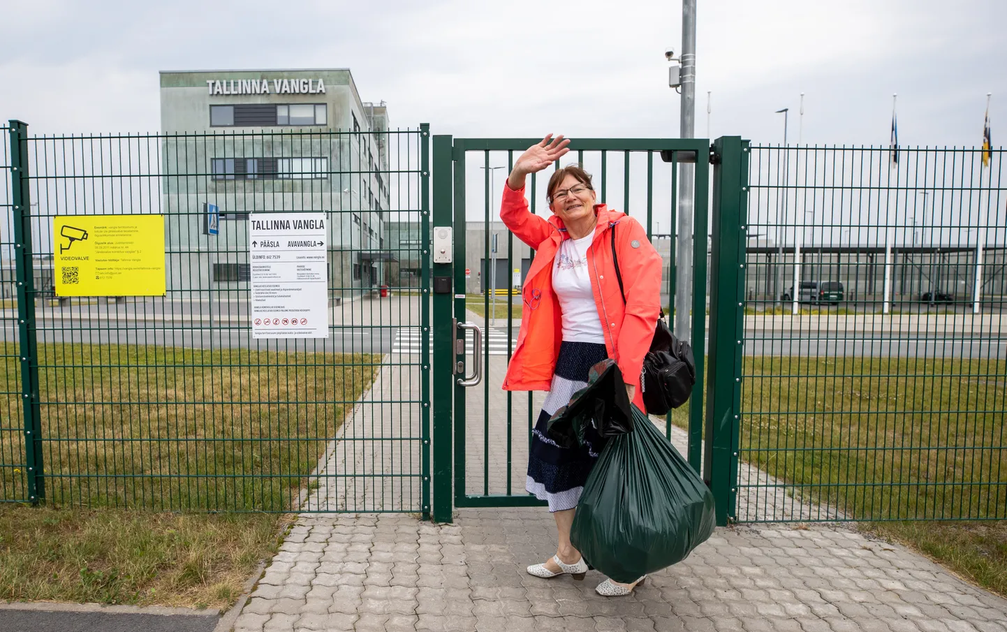 Oma kasulaste väärkohtlemises süüdimõistetud Malle Kobin minemas oma pooleaastast vanglakaristust kandma Tallinna vanglasse.