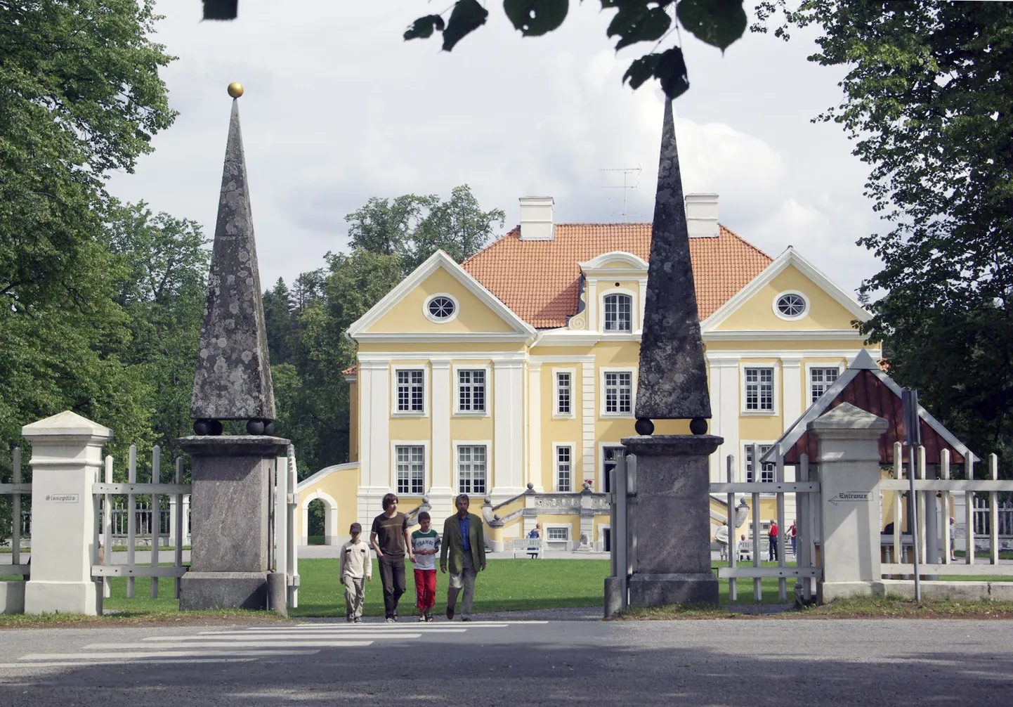 Palmse mõisa väravas