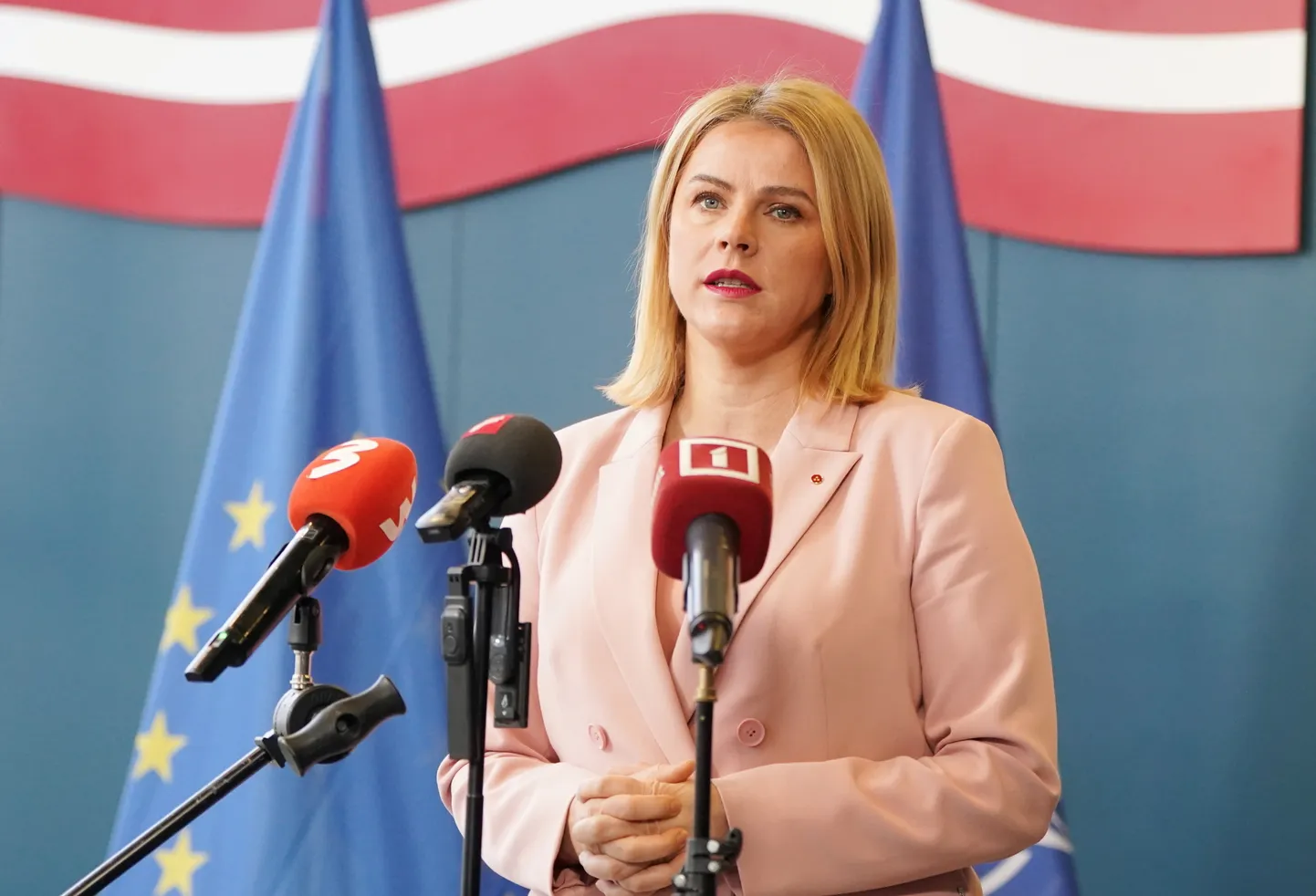 Ministru prezidente Evika Siliņa piedalās preses konferencē pēc Baltijas valstu līderu tiešsaistes sarunas ar Lielbritānijas premjerministru Kīru Stārmeru.