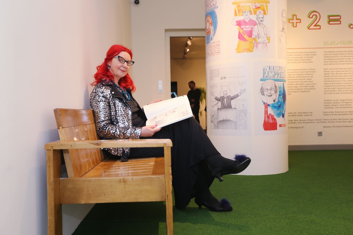 Eve Kask lehitseb oma näitusel «2 + 2 = …» autoriraamatut «EE Eesti edulugu».