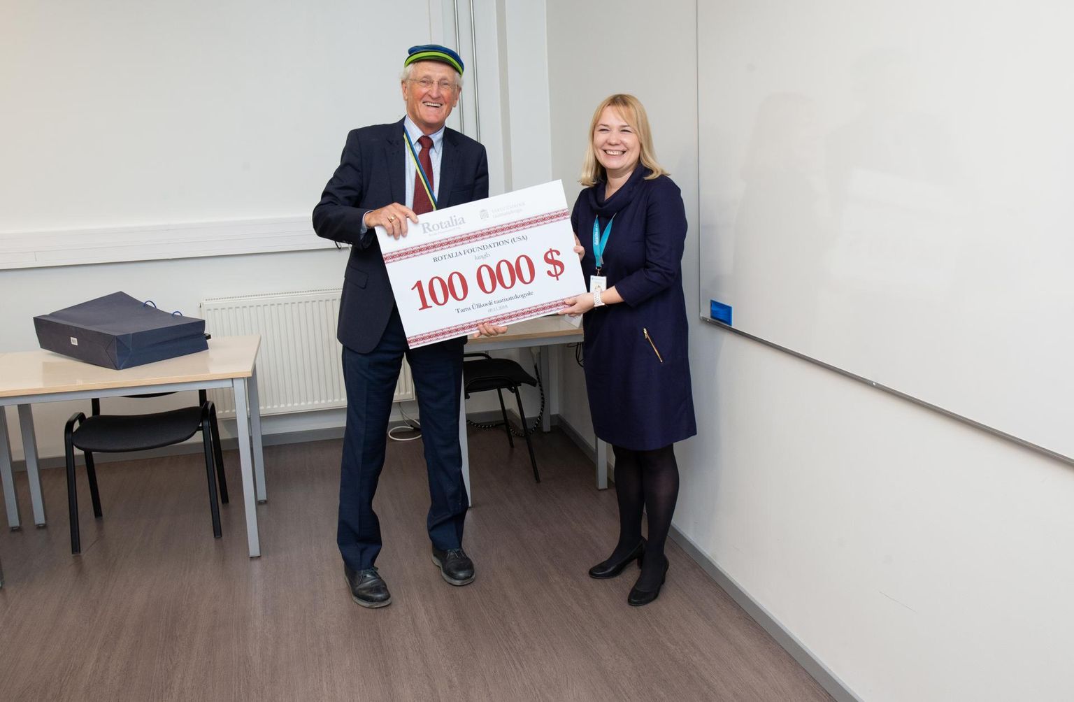 Vaho Rebassoolt võttis 100 000-dollarilise kingituse vastu Tartu ülikooli raamatukogu direktori asetäitja Liisi Lembinen.