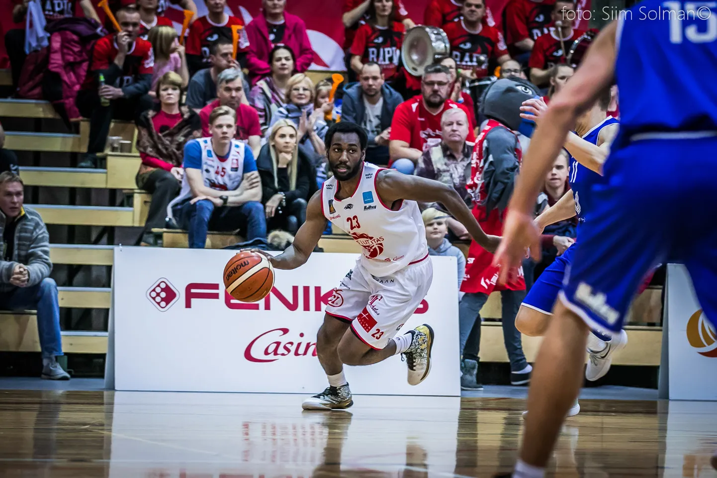 Dominique Hawkins on kerkinud vaid mõne mänguga koduse korvpalliliiga silmapaistvamate mängijate sekka.