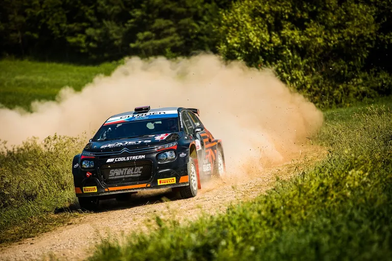 Rallija auto sacīkšu trasē
