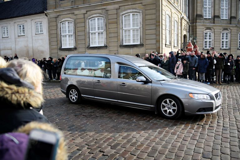 Prints Henriku sargaauto jõudmas Amalienborgi lossi juurde