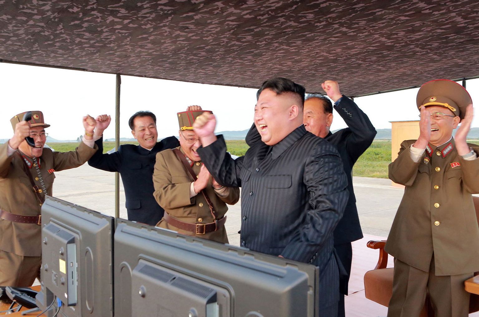 Põhja-Korea liider Kim Jong-un rõõmustamas õnnestunud raketikatsetuse üle.