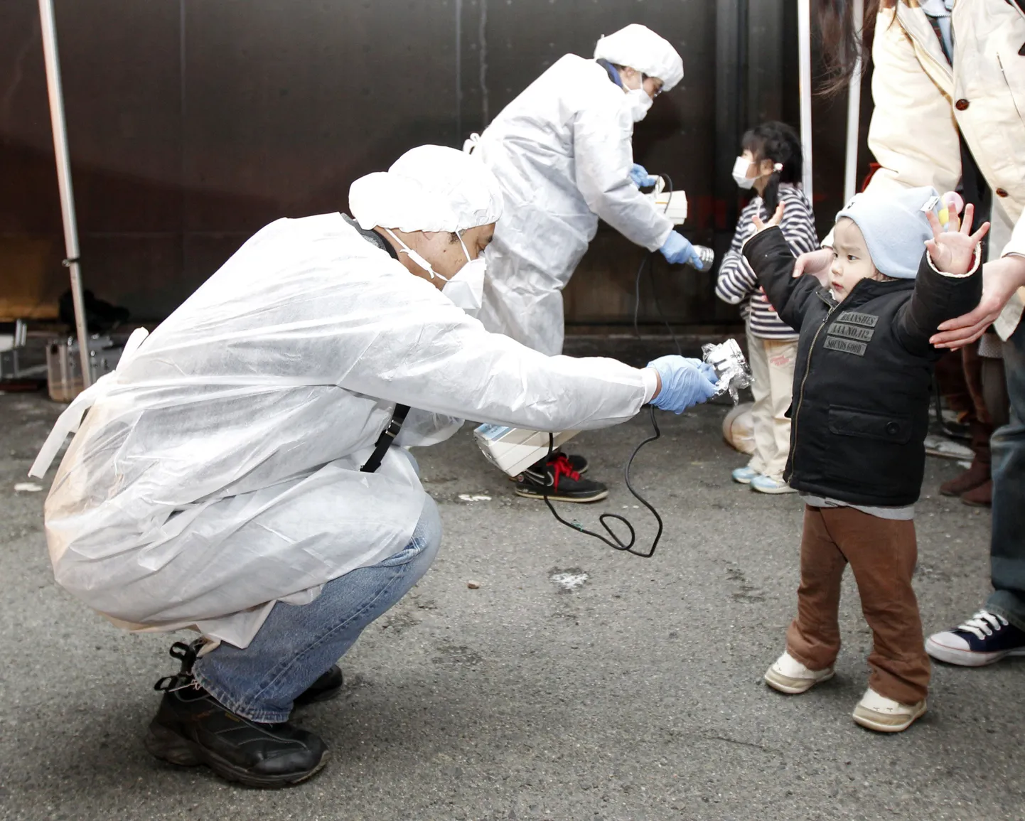 Японские специалисты проверяют уровнь радиации.