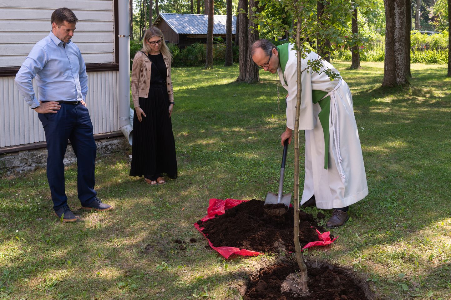 Nõmme Rahu kiriku aeda istutati mälestuspuu.