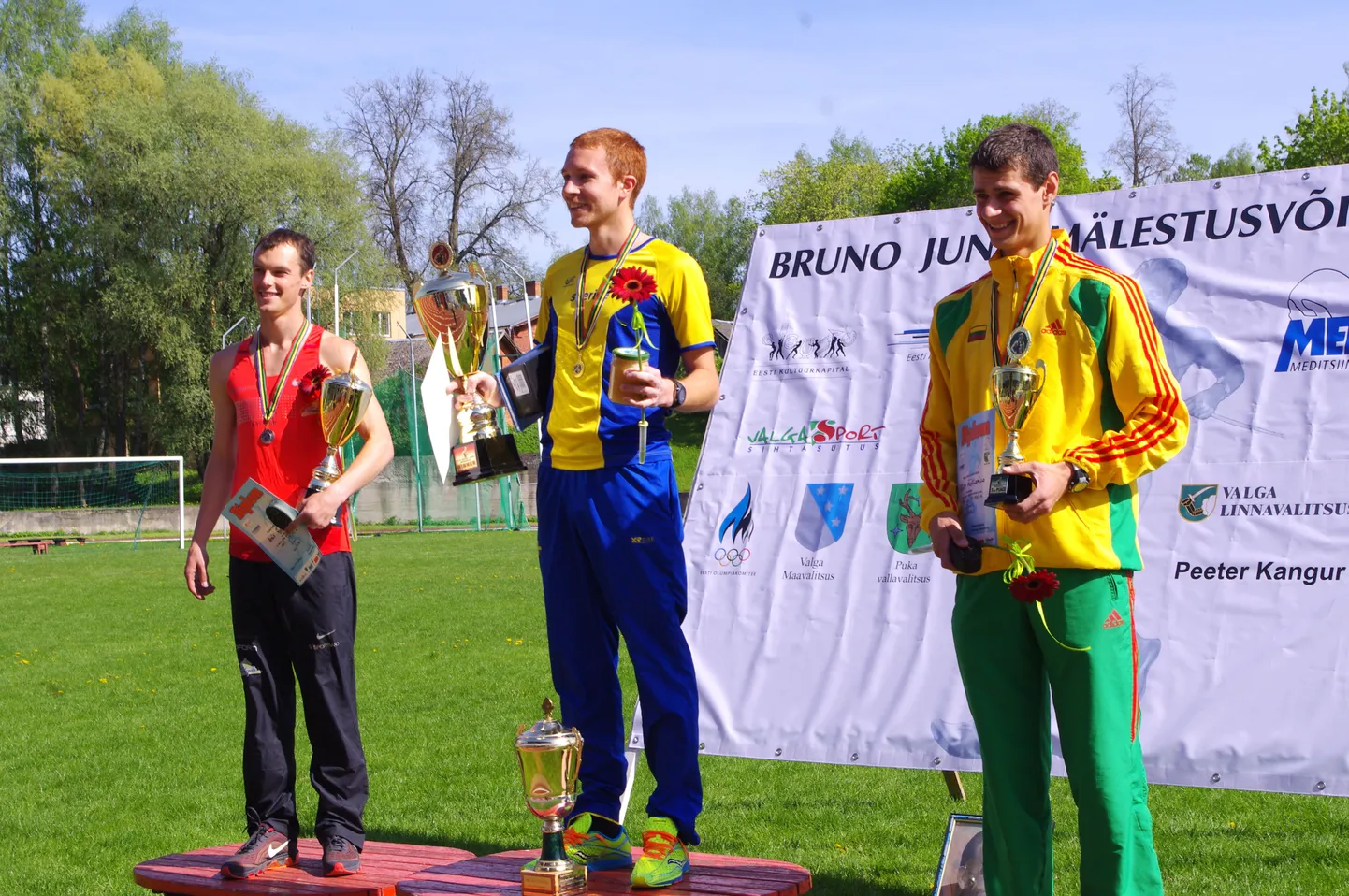 Meeste 10 000 meetri käimises oli parim Ato Ibanez Rootsist, teiseks jäi lätlane Arnis Rumbenieks ja kolmandale kohale tuli leedukas Arturas Mastianica.