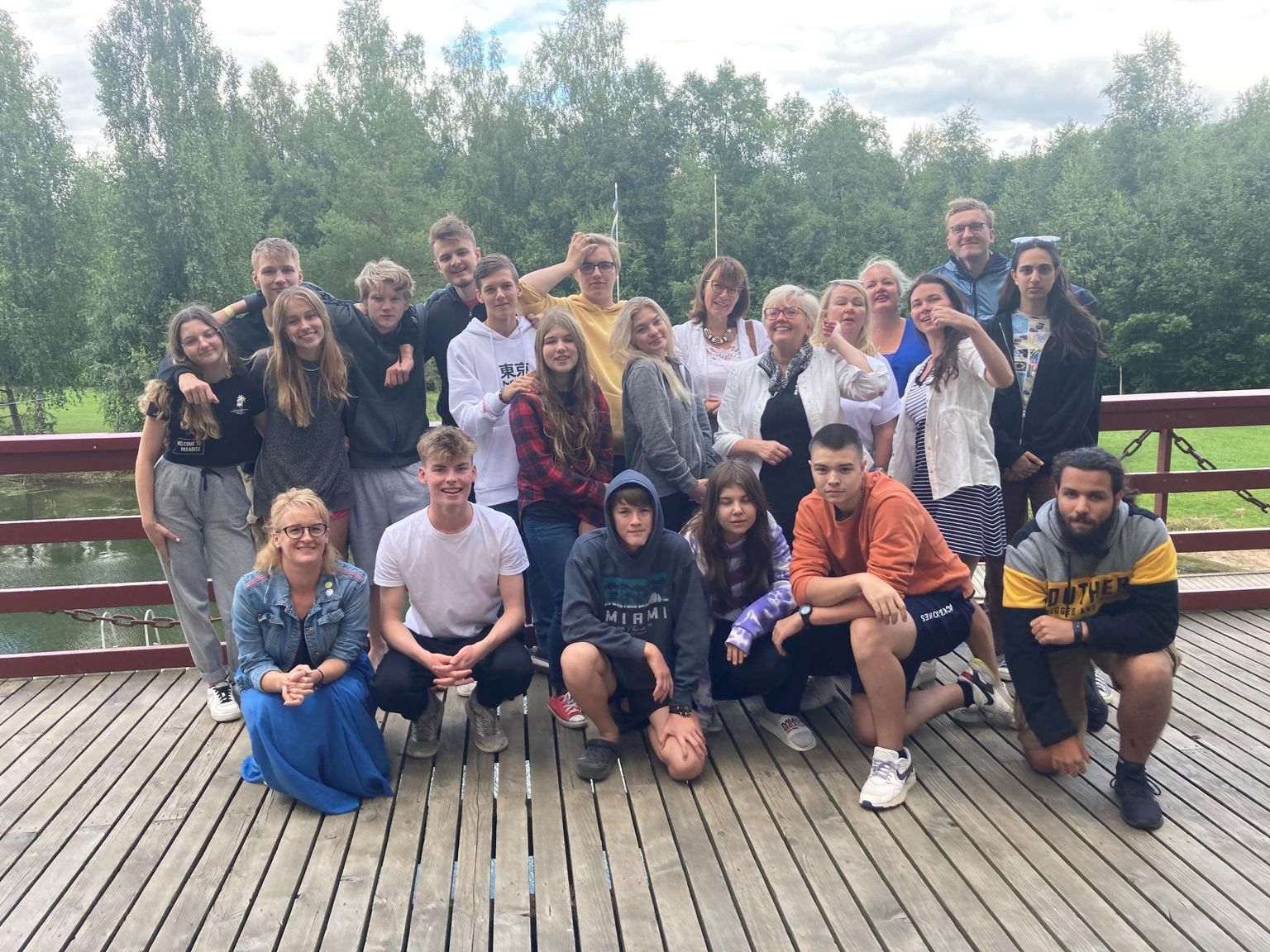 Diasporaa noorte eesti keele ja kultuuri laager Viljandimaal Veneveres 2021. aasta suvel. Laager toimub igal aastal kolme vahetusega.