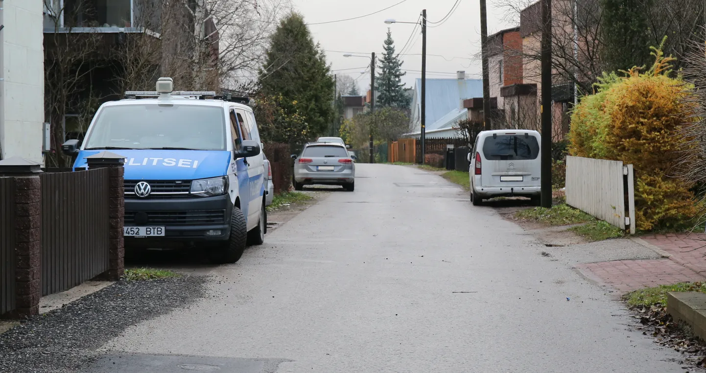 Politseiauto kolmapäeval Tartus selle koha lähedal, kus mõni tund varem oli alanud ulatuslik operatsioon Leedu autovaraste tabamiseks.