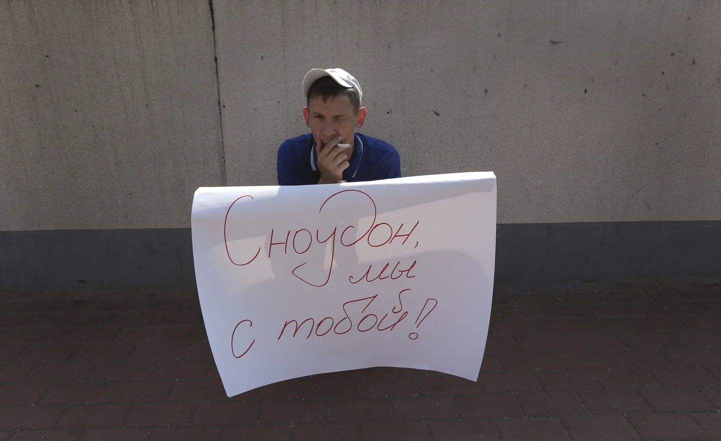 Edward Snowdeni poolehoidja Šeremetjevo lennujaama lähistel plakatiga «Snowden, oleme sinuga!».