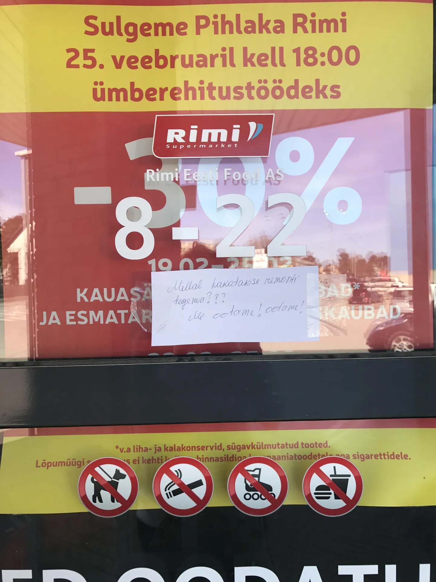 Pihlaka Rimi uksel seisab silt: «Millal hakatakse remonti tegema??? Me ootame! Ootame!»