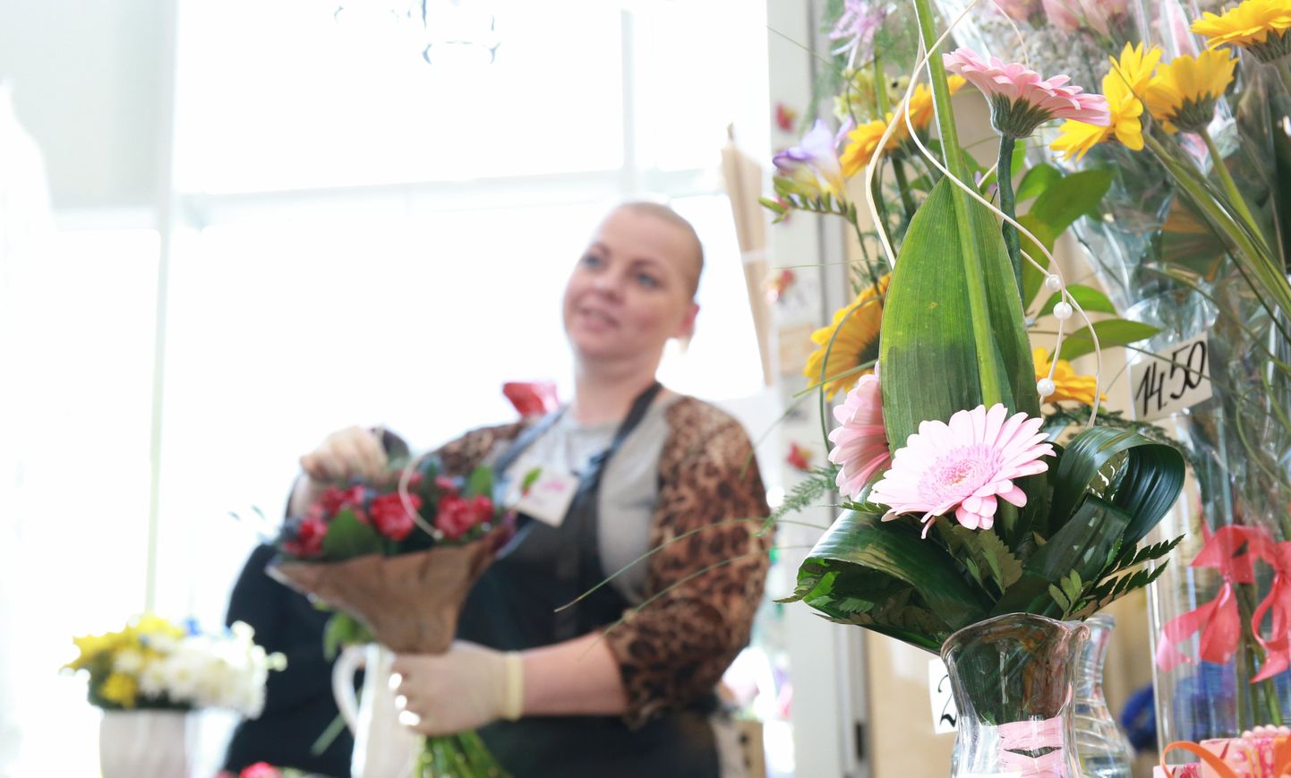 Lillemüüjatel algas kibekiire aeg juba eile. Pildil seab kimpu florist-vanemmüüja Katrin Kurvits, kes kaupleb Taskus.
