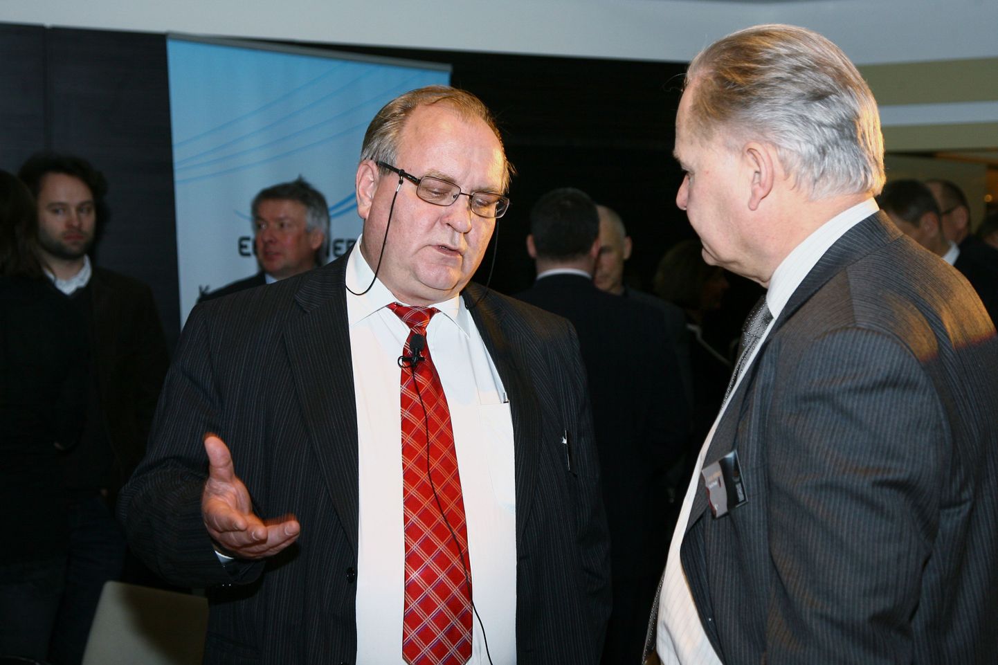 Bo Henriksson (vasakul) koos Eesti Panga nõukogu esimehe Jaan Männikuga.