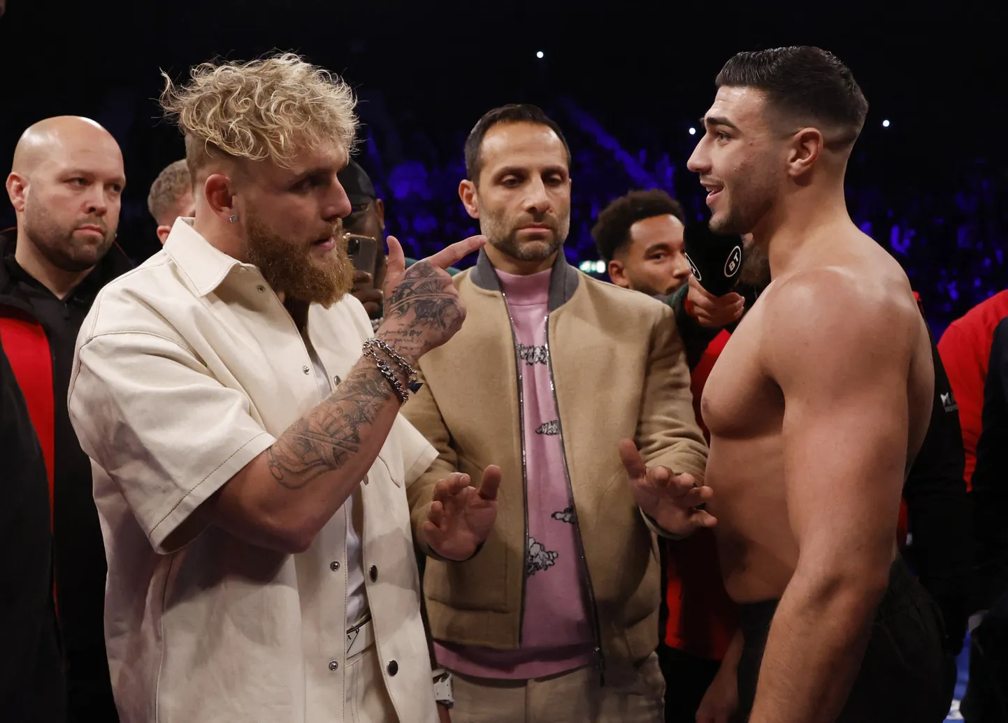 Jake Paul (vasakul) ja Tommy Fury (paremal).