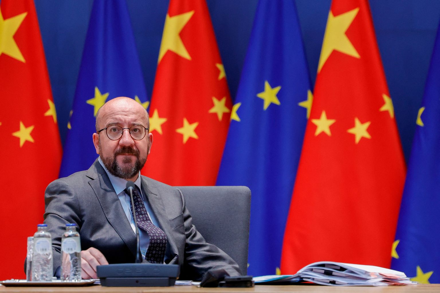 Euroopa Ülemkogu eesistuja Charles Michel räägib Euroopa Liidu välispoliitika juhi Josep Borrelli, Euroopa Komisjoni presidendi Ursula von der Leyeni ja Hiina presidendi Xi Jinpingiga videokonverentsil ELi-Hiina tippkohtumisel Euroopa Ülemkogu hoones Brüsselis 1. aprillil 2022.