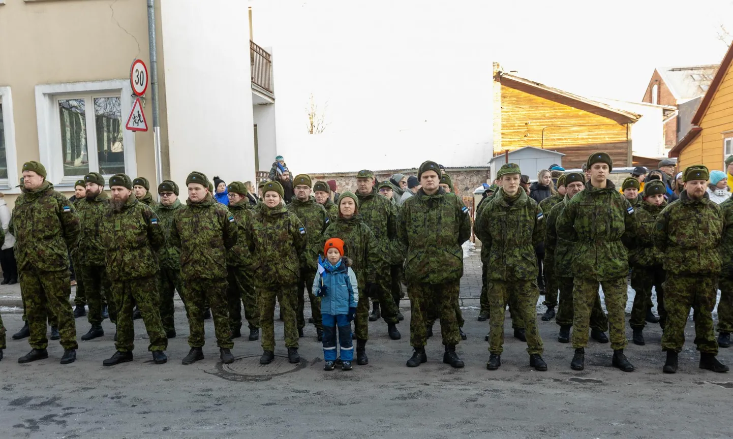 24. veebruar algas Viljandi linnas kohtumaja ees, kus loeti ette iseseisvusmanifest. Üks väike linnakodanik sai endale rivistuse käigus üsnagi soliidse seljataguse.