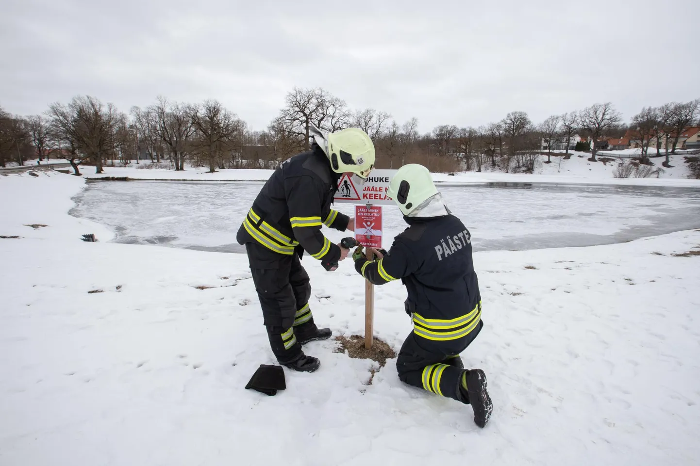 Päästjad mõõdavad jää paksust.