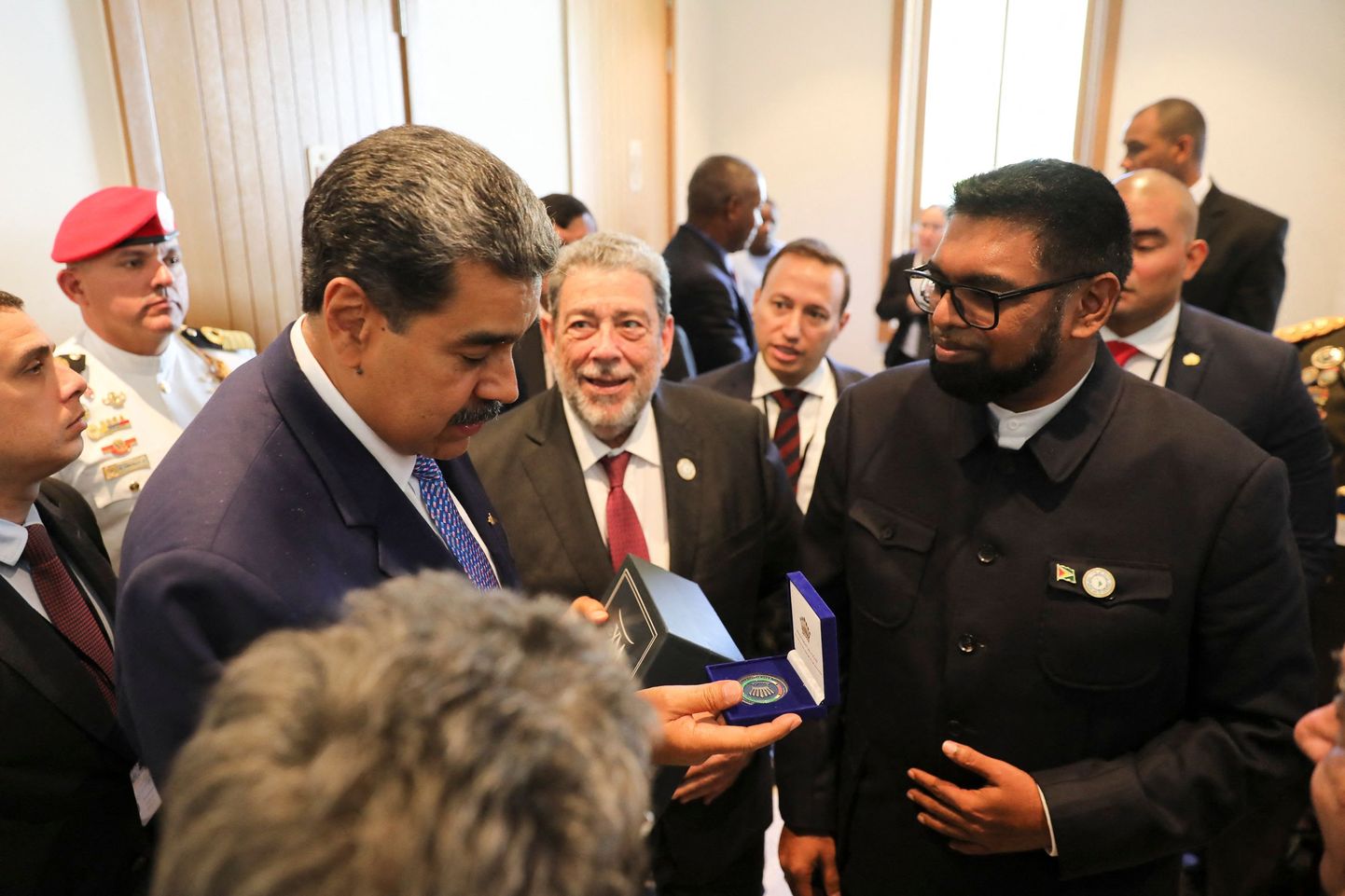 Venezuela president Nicolas Maduro ja Guyana president Irfaan Ali kingitusi vahetamas.
