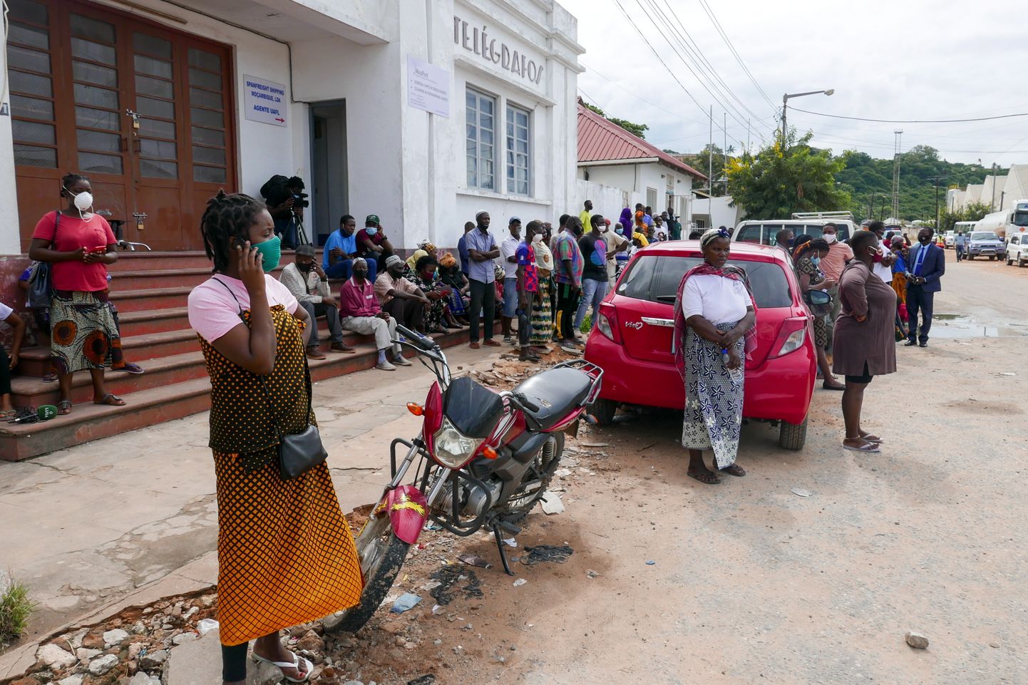 Inimesed ootavad Mosambiigis Pemba sadamas põgenikelaeva saabumist Palmast.